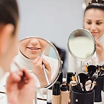 девушка учится макияжу